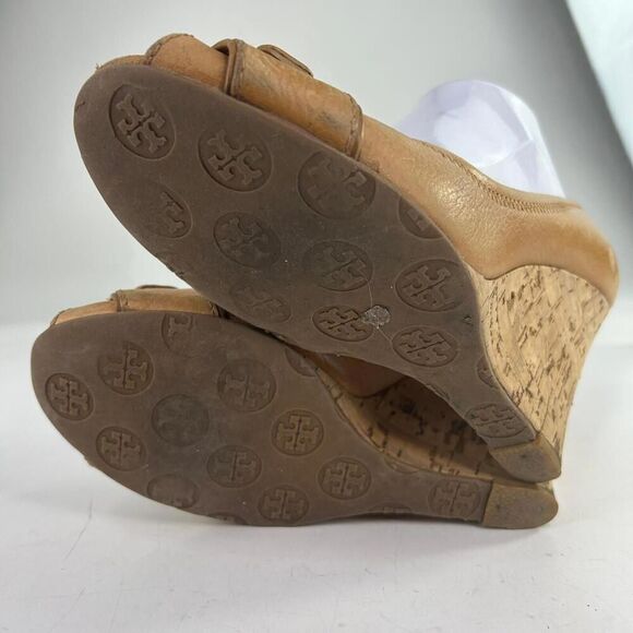 TORY BURCH British Tan Leather Gold Logo Peep Toe US 8 M Slip-on Wedge Heel Pump - Picture 6 of 12